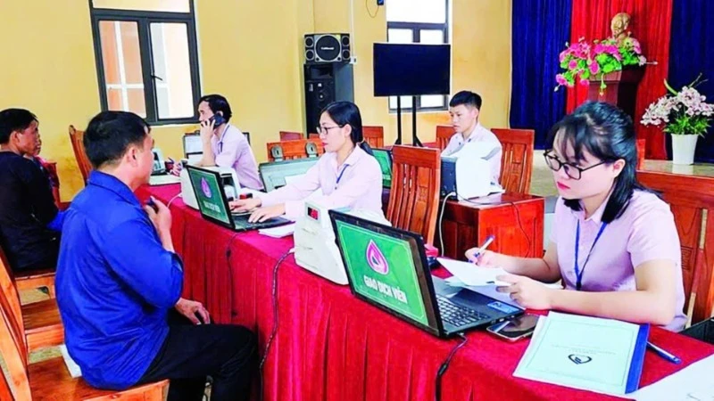 Các hộ đồng bào dân tộc thiểu số giao dịch vay vốn tại Điểm giao dịch của Ngân hàng Chính sách xã hội tỉnh Yên Bái.