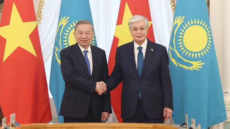 Tổng Bí thư Tô Lâm và Tổng thống Kazakhstan Kassym-Jomart Tokayev hội đàm cấp Nhà nước. (Ảnh: TTXVN)
