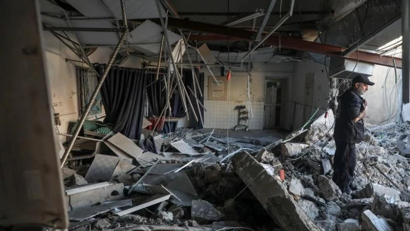 Tòa nhà bị phá hủy sau cuộc không kích của Israel xuống thành phố Gaza ngày 13/4/2025. (Ảnh: THX/TTXVN)