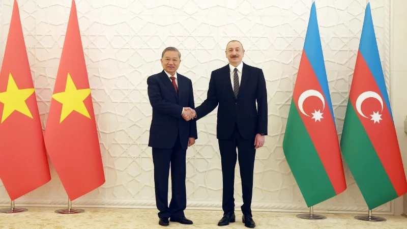 Tổng Bí thư Tô Lâm và Tổng thống Azerbaijan Ilham Aliyev chụp ảnh chung. (Ảnh: Thống Nhất/TTXVN)
