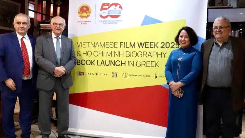 Đại sứ Phạm Thị Thu Hương cùng các đại biểu tham dự lễ khai mạc Tuần phim Việt Nam 2025 tại Hy Lạp. (Ảnh: Đại sứ quán Việt Nam tại Hy Lạp)