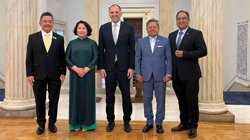 Đại sứ Phạm Thị Thu Hương và Đại sứ một số nước ASEAN tại Hy Lạp làm việc với Bộ trưởng Ngoại giao Hy Lạp Giorgos Gerapetritis. (Ảnh: Đại sứ quán Việt Nam tại Hy Lạp)