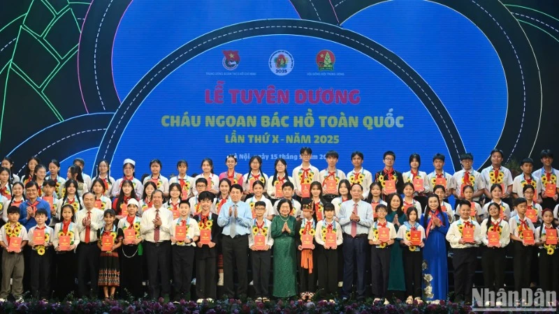 Chủ tịch nước Lương Cường và các đại biểu cùng các cháu thiếu nhi tiêu biểu tại Lễ tuyên dương cháu ngoan Bác Hồ toàn quốc lần thứ X-năm 2025.