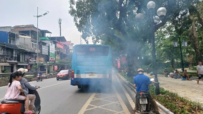 Khí thải từ xe ô-tô gây ô nhiễm không khí.
