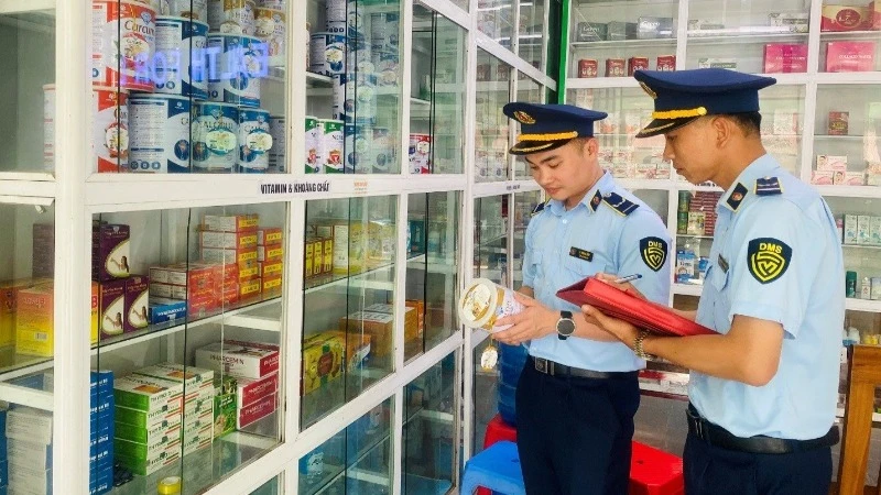 Lực lượng quản lý thị trường tỉnh Thanh Hóa rà soát sản phẩm thuốc, thực phẩm dinh dưỡng, thực phẩm bảo vệ sức khỏe. (Ảnh LƯU QUYÊN)