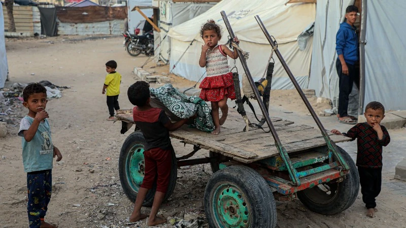 Trẻ nhỏ sống tại một trại tị nạn ở Dải Gaza. (Ảnh TÂN HOA XÃ)