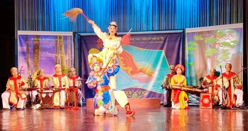 Trích đoạn tuồng của Nhà hát Tuồng Việt Nam trong chương trình giới thiệu nghệ thuật tuồng với khán giả trẻ. (Ảnh: TRANG ANH)