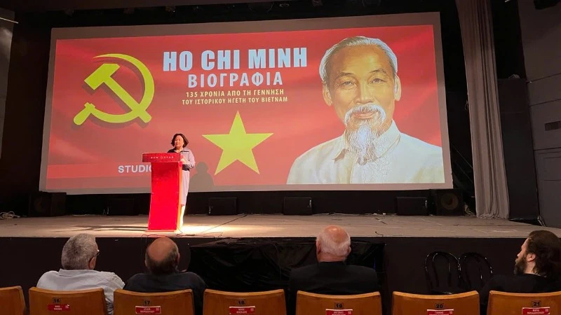 Đại sứ Việt Nam tại Hy Lạp Phạm Thị Thu Hương phát biểu tại buổi chiếu phim đặc biệt về Chủ tịch Hồ Chí Minh. (Ảnh: Đại sứ quán Việt Nam tại Hy Lạp)