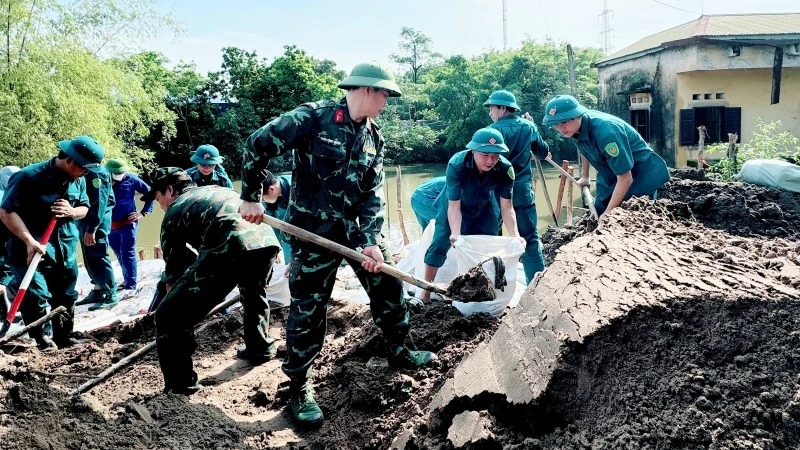 Lực lượng chức năng huyện Thanh Trì khắc phục sự cố đê điều do ảnh hưởng siêu bão số 3 tháng 9/2024.