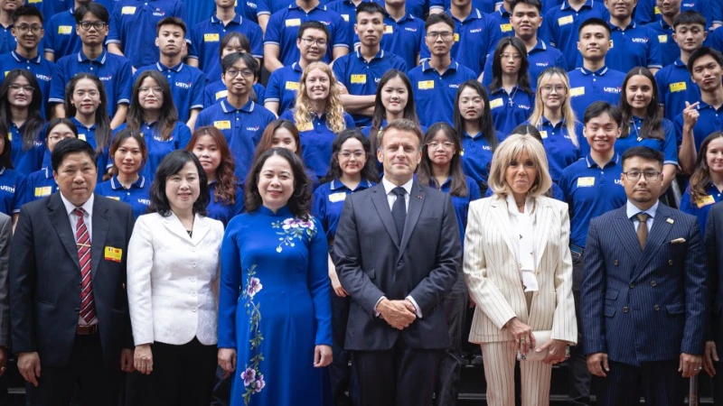 Phó Chủ tịch nước Võ Thị Ánh Xuân cùng Tổng thống Pháp Emmanuel Macron và Phu nhân chụp ảnh chung với cán bộ, giảng viên, sinh viên Trường đại học Khoa học và Công nghệ Hà Nội. (Ảnh: SƠN TÙNG)