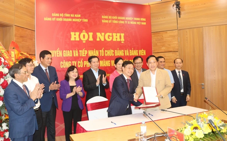 Các đại biểu chứng kiến Lễ chuyển giao tổ chức Đảng, đảng viên của VICEM Bút Sơn về Đảng uỷ VICEM