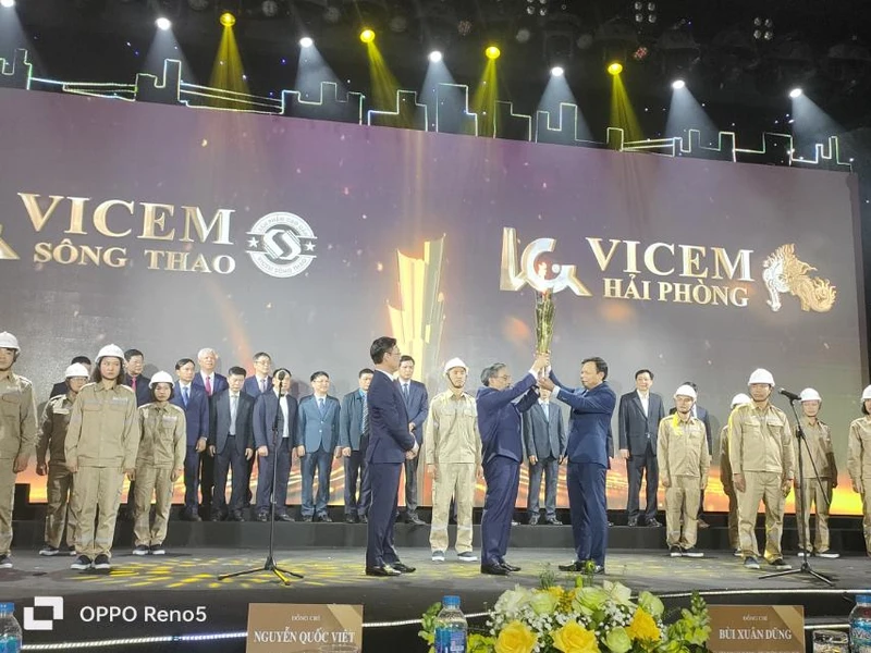 Trao ngọn đuốc truyền thống từ Vicem Sông Thao sang Vicem Hải Phòng