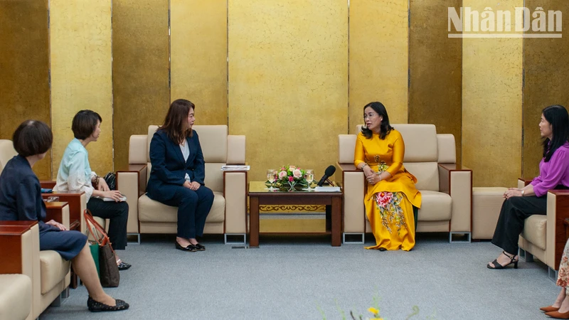 Lãnh đạo Ủy ban nhân dân thành phố trao đổi với đoàn công tác.