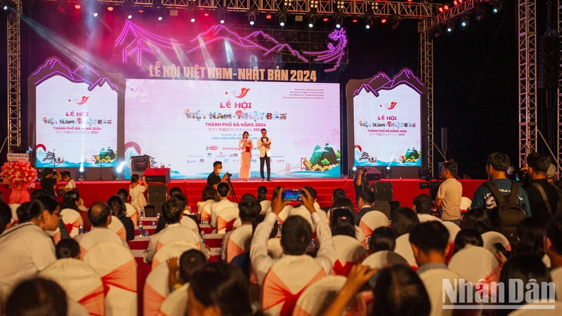 Quang cảnh lễ hội khai mạc.