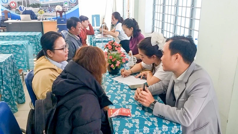 Phiên giao dịch việc làm đầu năm 2025 tại Trung tâm Dịch vụ việc làm Đà Nẵng cơ sở quận Cẩm Lệ.