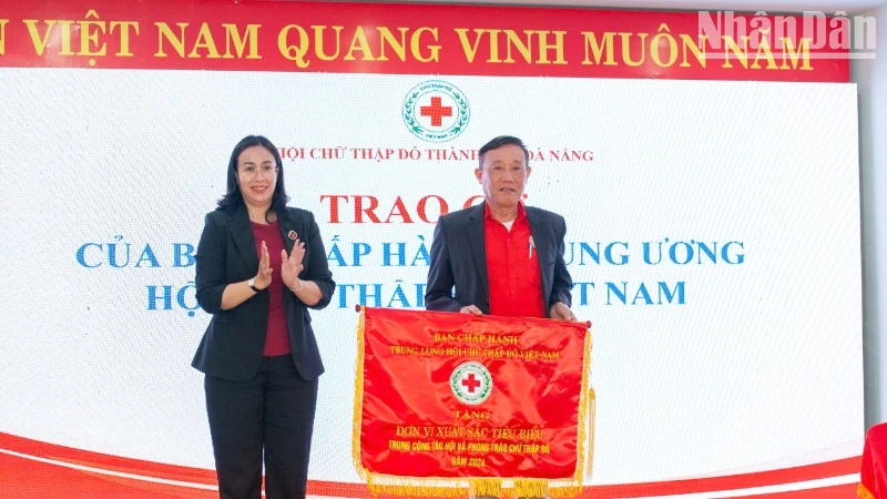 Trao cờ thi đua của Trung ương Hội Chữ thập đỏ Việt Nam cho Hội Chữ thập đỏ quận Cẩm Lệ.