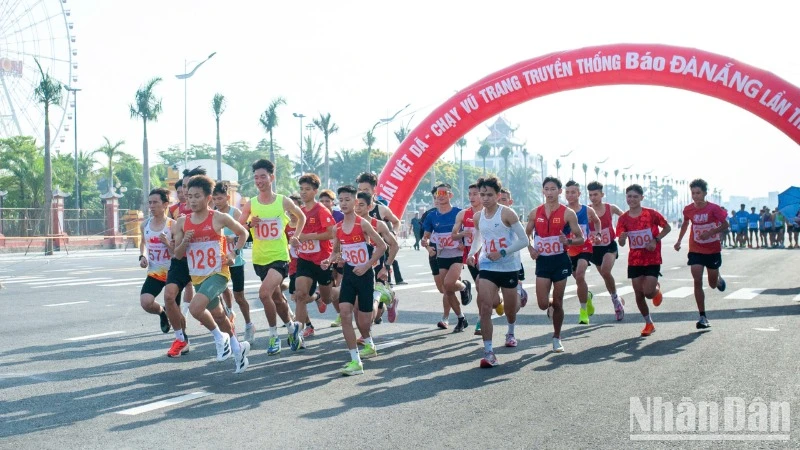 Các vận động viên tham gia Giải Việt dã - chạy Vũ trang truyền thống Báo Đà Nẵng lần thứ 28.
