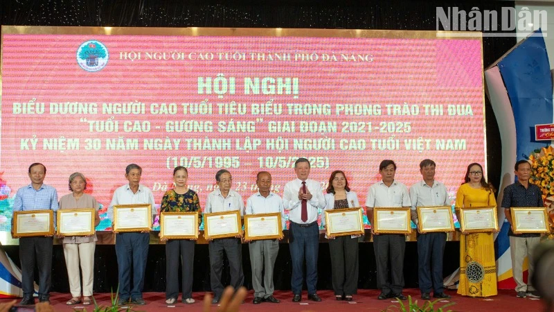 11 tập thể và cá nhân đã có thành tích xuất sắc trong Phong trào thi đua "Tuổi cao-Gương sáng" giai đoạn 2021-2025.
