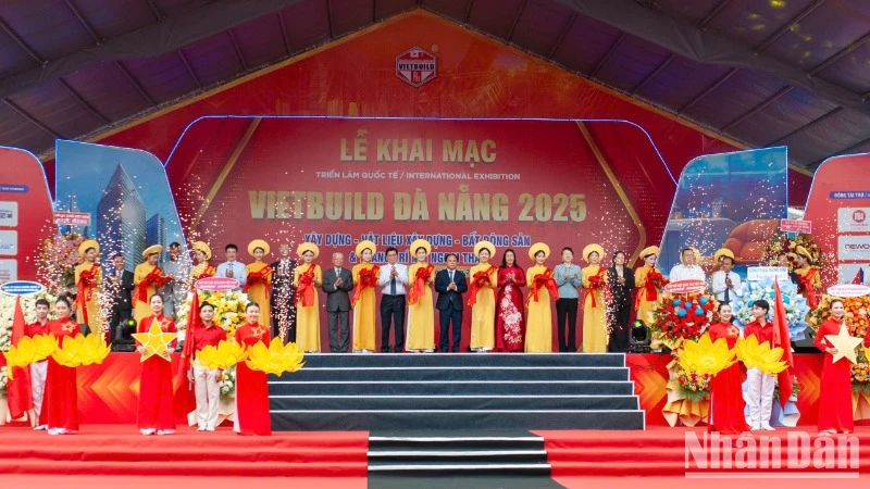 Nghi thức cắt băng khai mạc Triển lãm quốc tế Vietbuild Đà Nẵng 2025.