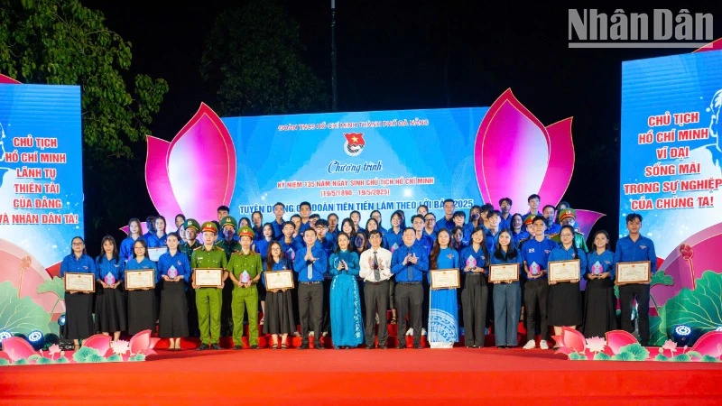 Lãnh đạo thành phố Đà Nẵng tuyên dương 63 chi đoàn, thanh niên tiên tiến làm theo lời Bác năm 2025.