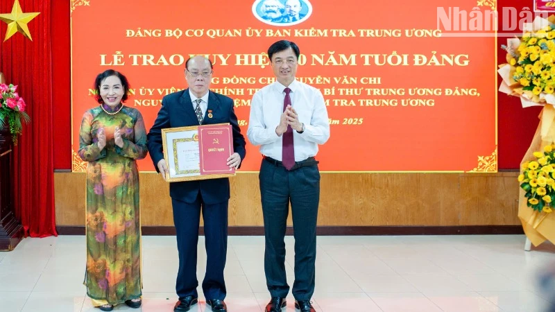 Đồng chí Nguyễn Duy Ngọc, Ủy viên Bộ Chính trị, Bí thư Trung ương Đảng, Chủ nhiệm Ủy ban Kiểm tra Trung ương trao tặng Huy hiệu 60 năm tuổi Đảng cho đồng chí Nguyễn Văn Chi.