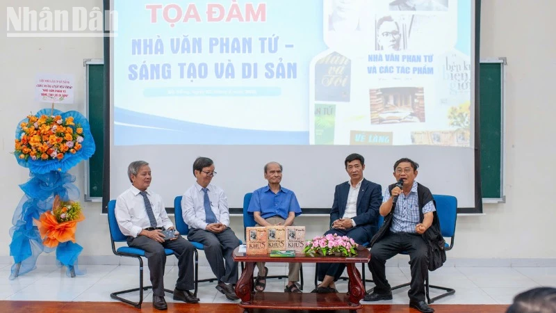 Các diễn giả trao đổi với sinh viên tại Tọa đàm khoa học “Nhà văn Phan Tứ-Sáng tạo và Di sản”.