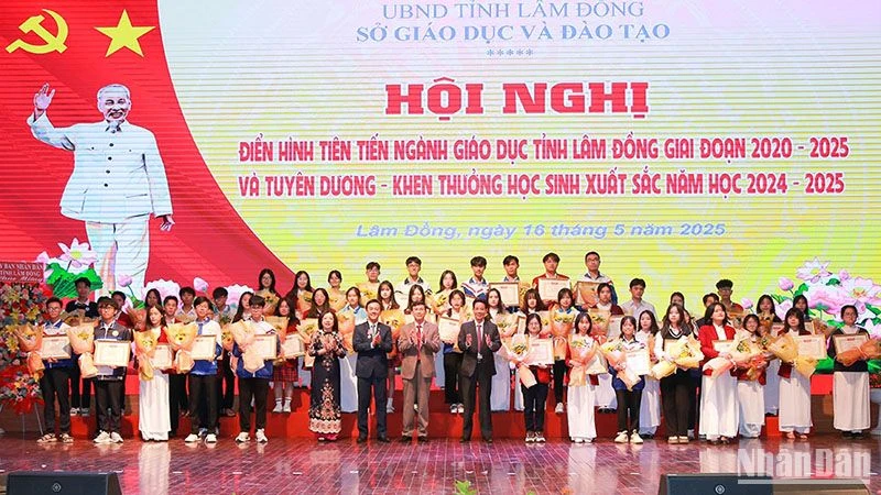 Lâm Đồng tuyên dương học sinh xuất sắc và điển hình tiên tiến ngành giáo dục.