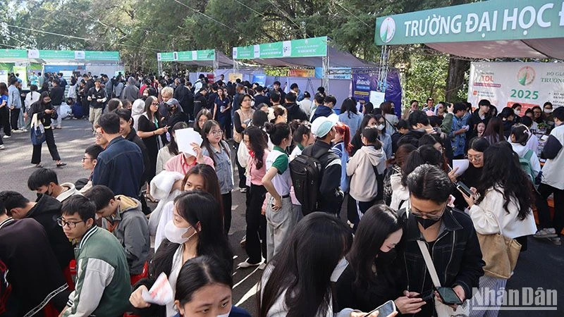 Ngày hội việc làm năm 2025 tại Trường Đại học Đà Lạt thu hút hơn 40 doanh nghiệp và khoảng 1.500 vị trí việc làm.