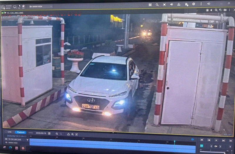 Hình ảnh xe ô-tô con đi ngược chiều trên cao tốc Liên Khương-Prenn được camera trạm thu phí ghi lại.