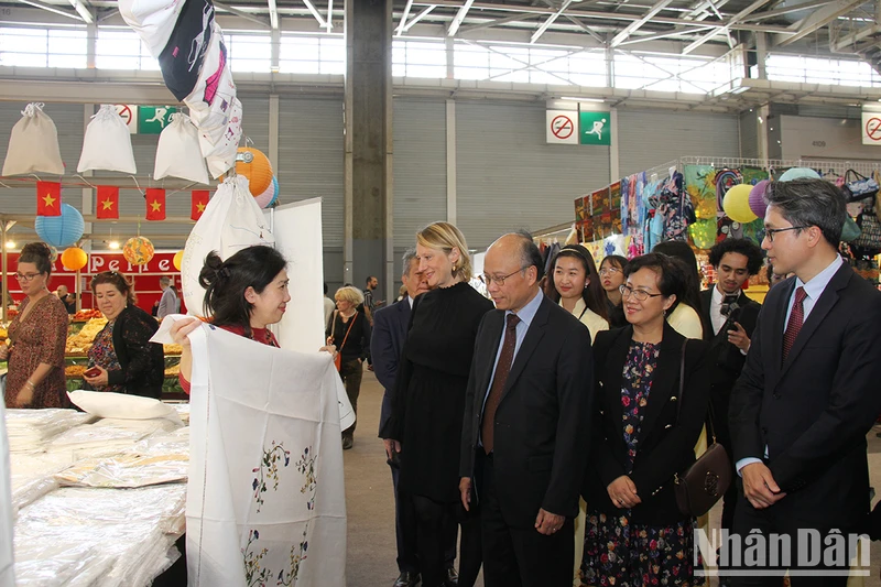 Đại sứ Đinh Toàn Thắng và Phu nhân cùng bà Carine Preterre, Tổng Giám đốc Comexposium, thăm gian hàng thêu tay. (Ảnh: Khải Hoàn)