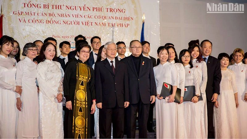 Tổng Bí thư Nguyễn Phú Trọng chụp ảnh lưu niệm cùng các thành viên Hợp ca Quê hương ngày 27/3/2018 tại Trung tâm Văn hóa Việt Nam ở Paris. 