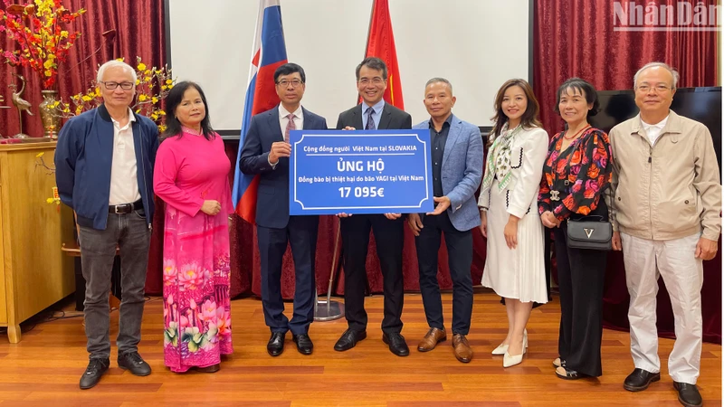 Đại biện lâm thời Nguyễn Ngọc Anh tiếp nhận tiền quyên góp của cộng đồng người Việt tại Slovakia.