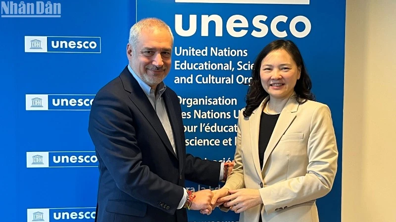 Đại sứ Nguyễn Thị Vân Anh gặp ông Ernesto Renato Ottone Ramirez, Trợ lý Tổng Giám đốc UNESCO phụ trách Văn hóa.