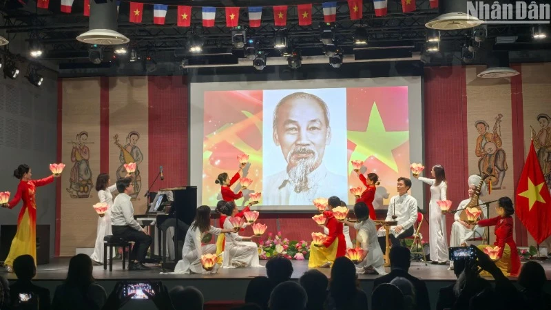 Chương trình nghệ thuật "Nhớ Bác" nằm trong chuỗi hoạt động kỷ niệm 135 năm Ngày sinh Chủ tịch Hồ Chí Minh.