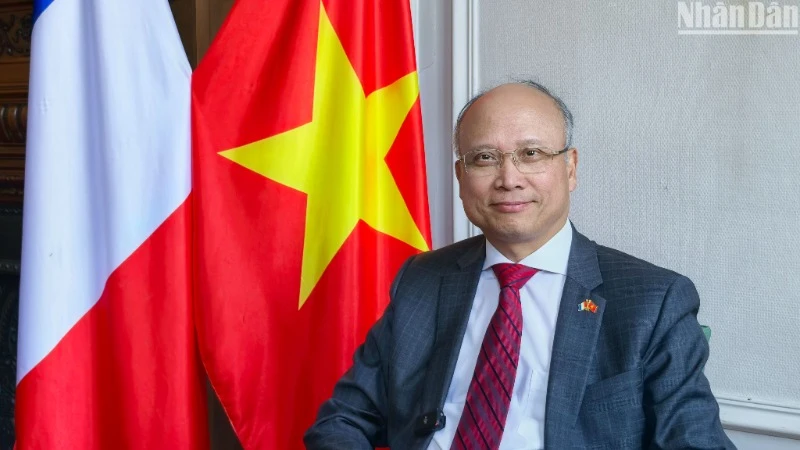 Đại sứ đặc mệnh toàn quyền Việt Nam tại Pháp Đinh Toàn Thắng trả lời phỏng vấn của phóng viên Báo Nhân Dân.