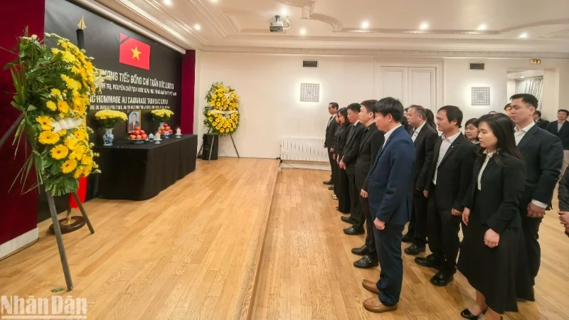 Cán bộ, nhân viên Đại sứ quán, các cơ quan đại diện Việt Nam tại Pháp và cộng đồng người Việt dành một phút mặc niệm nguyên Chủ tịch nước Trần Đức Lương.