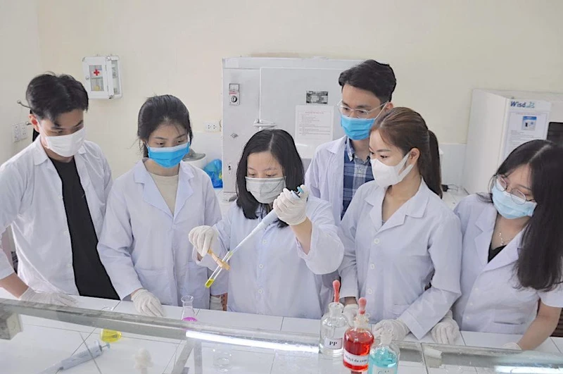 Sinh viên Khoa Hóa, Trường Đại học Bách Khoa Đà Nẵng trong giờ thực hành.