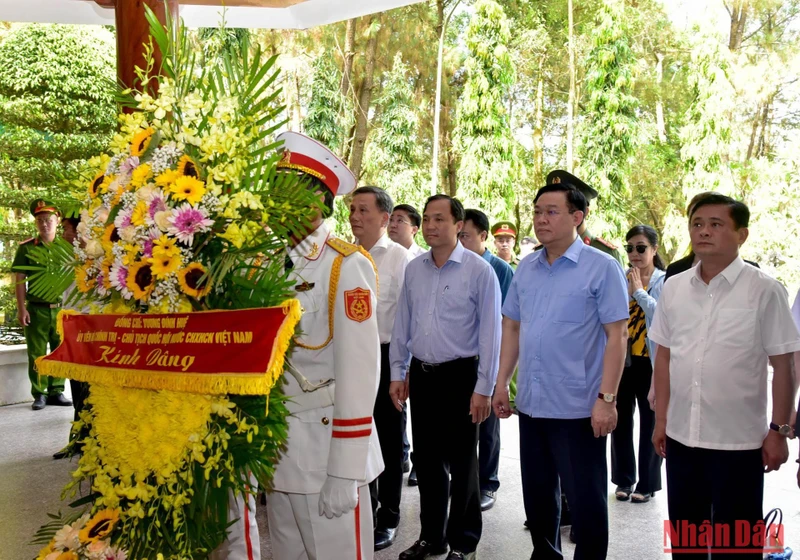 Chủ tịch Quốc hội Vương Đình Huệ dâng hương, dâng hoa tưởng niệm các Anh hùng liệt sĩ tại Khu di tích lịch sử cấp quốc gia đặc biệt Ngã ba Đồng Lộc. (Ảnh: Đăng Anh) 