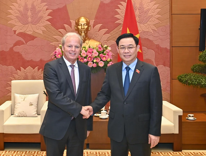 Chủ tịch Quốc hội Vương Đình Huệ và Tổng Giám đốc Điều hành Ngân hàng Thế giới Axel van Trotsenburg tại buổi tiếp.