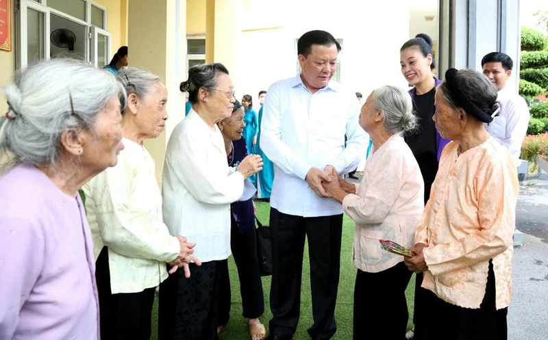 Bí thư Thành ủy Hà Nội Đinh Tiến Dũng trò chuyện với người có công tại Trung tâm Nuôi dưỡng và điều dưỡng người có công số 2 Hà Nội. (Ảnh: Duy Linh)