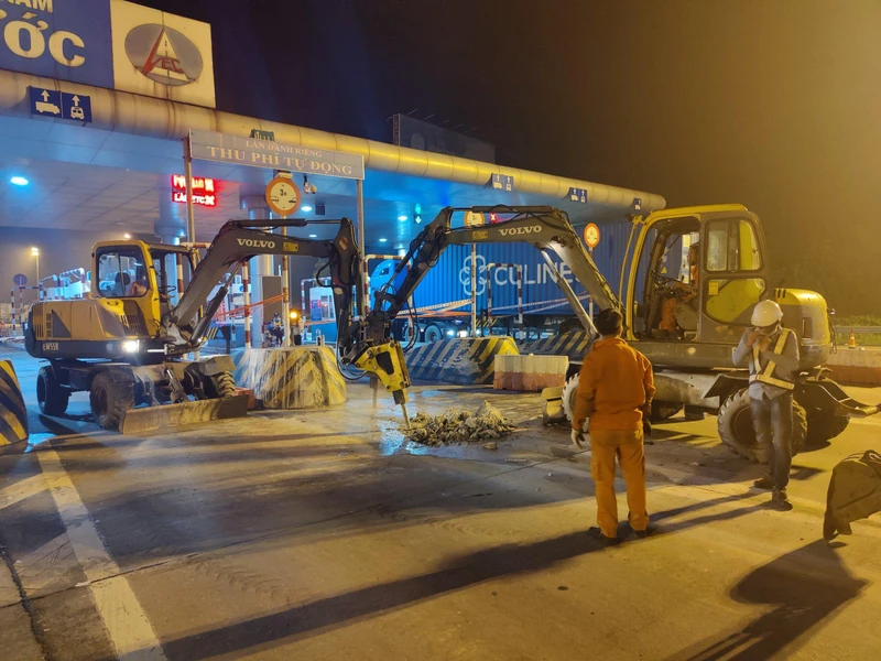 Tasco và VETC làm việc xuyên ngày xuyên đêm trên công trường.