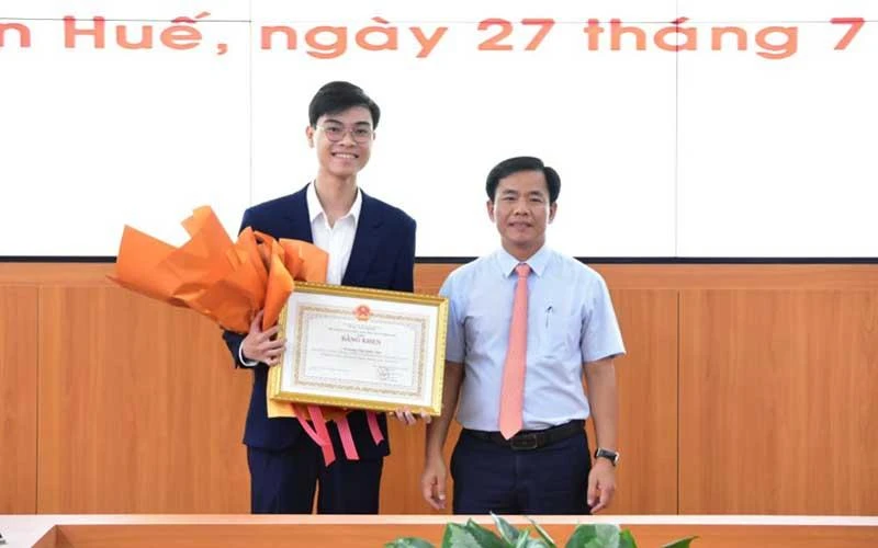 Chủ tịch Ủy ban nhân dân tỉnh Nguyễn Văn Phương trao Bằng khen tặng em Trương Văn Quốc Đạt - học sinh lớp 12 chuyên Sinh, Trường Trung học phổ thông chuyên Quốc Học đoạt Huy chương Bạc kỳ thi Olympic Sinh học Quốc tế năm 2022.