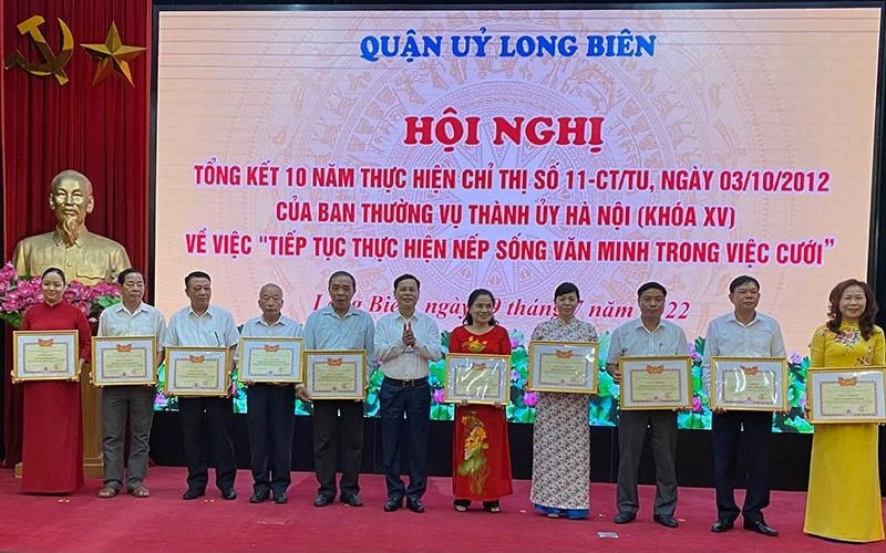 Biểu dương các tập thể, cá nhân thực hiện tốt nếp sống văn minh trong việc cưới.