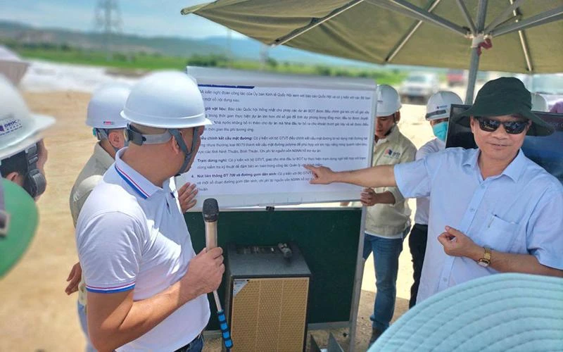 Nhà đầu tư Tập đoàn Đèo Cả báo cáo đoàn công tác quá trình triển khai dự án.