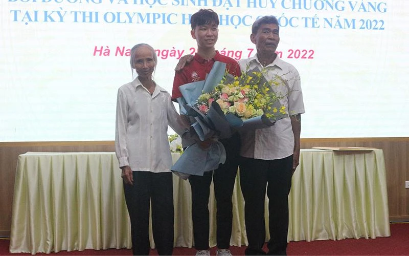 Trần Đức Minh cùng ông bà ngoại.