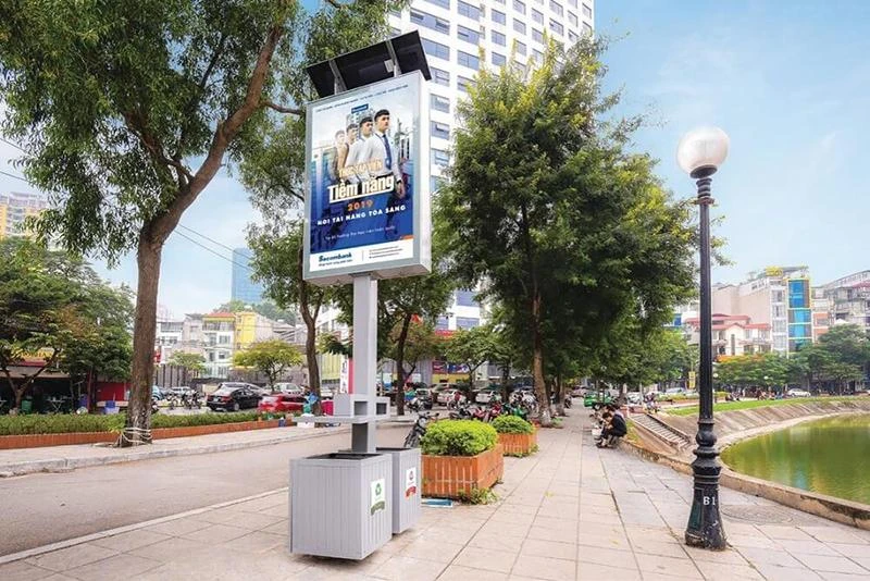 Những chiếc thùng rác công nghệ có các ngăn phân loại rác thải phân hủy và rác không phân hủy đang dần trở nên quen thuộc với người dân Thủ đô.