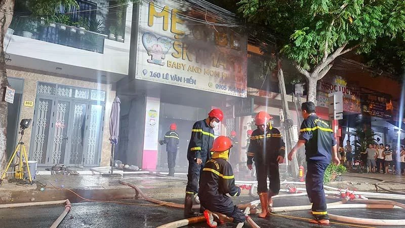 Lực lượng chức năng tiếp cận, khống chế đám cháy.