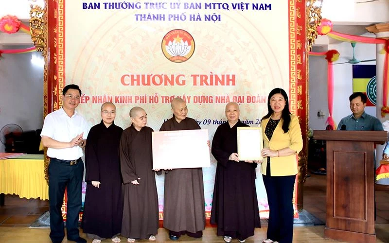 Mặt trận Tổ quốc thành phố Hà Nội tiếp nhận kinh phí hỗ trợ xây dựng 12 nhà "Đại đoàn kết".