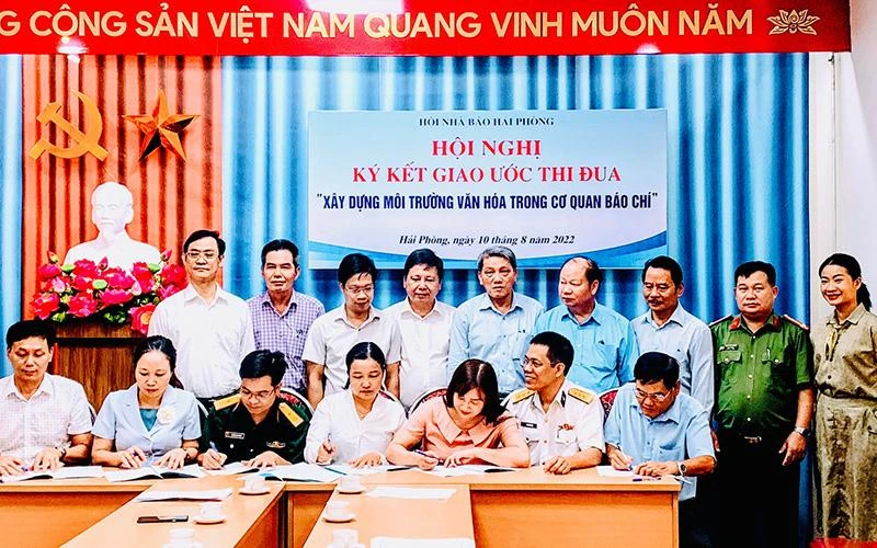 Các chi hội, liên chi hội nhà báo thành phố Hải Phòng tổ chức ký kết giao ước thi đua. 