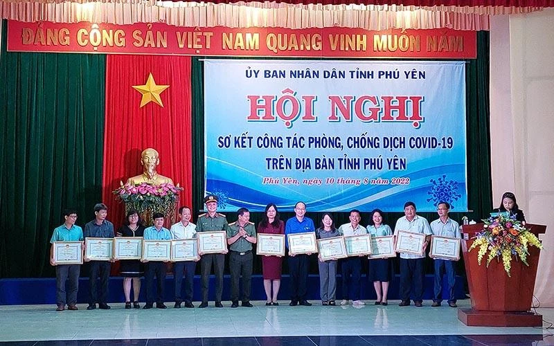 Khen thưởng các tập thể, cá nhân có thành tích xuất sắc trong công tác phòng, chống dịch Covid-19 tại Phú Yên.